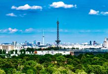 „Wir (alle) sind das Volk“ oder Umvolkung verschleiern auf den Art Week genannten Kunsttagen in der Migrantenmetropole Berlin