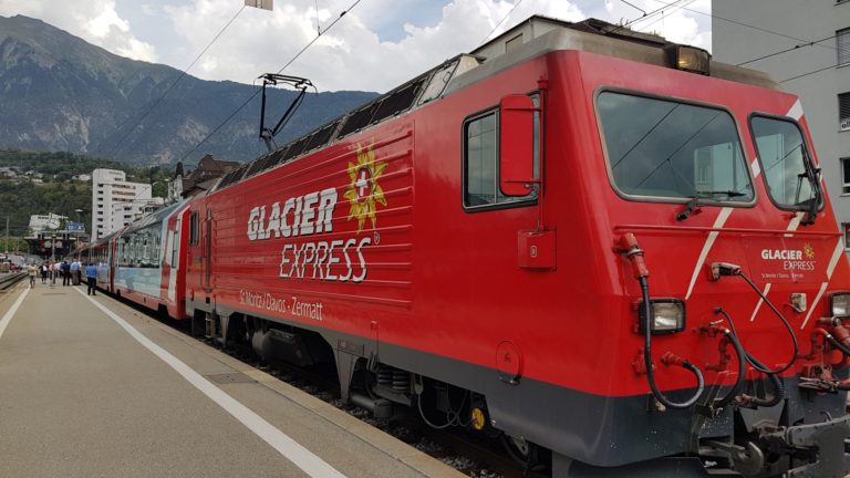 Die spektakulärste Bahnroute der Schweiz – Kultiviert im knallroten „Glacier Express“ durch die Alpen von Chur oder St. Moritz nach Zermatt