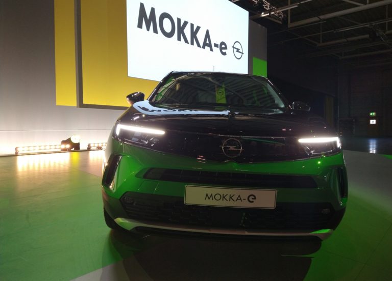 Ganz schön grün: der Mokka-e der Marke Opel in Rüsselsheim am Main