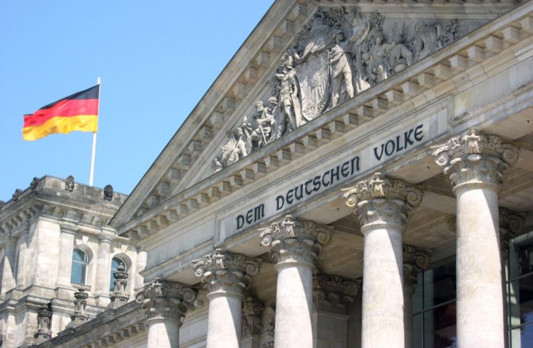 Kommentar: Schleppern und Schleusern, Christen und Sozen, Olivgrünen und Besserverdienenden das Handwerk der Umvolkung legen