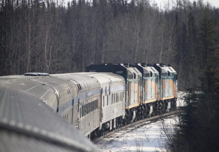 Totalitarismus in Kanada – Zwang zum Spritzen mit experimentellen Stoffen der Pharmakonzerne wird verschärft – Schlimme Schikanen gegen Reisende