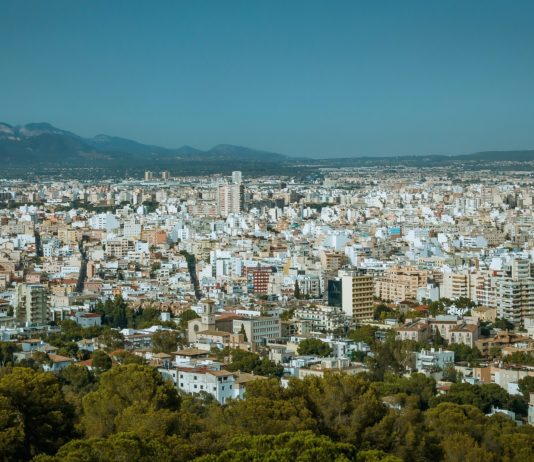 Protest in Palma gegen Massentourismus auf Mallorca – Kapitalisten der Reiseindustrie und Regenten in der Kritik