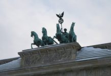 Das Bündnis „Wir sind viele“ und einige Hunderte, die der Forderung nach „Weltfrieden“ hinterherlaufen und naiven Narren unter einem Streitwagen zuhören, darunter: der King der Klappskallis vom Kronrat