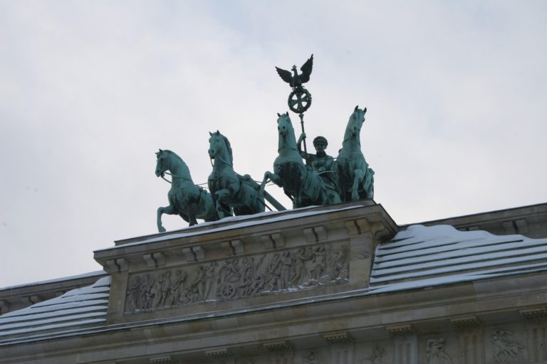 Polemik: Gesine Lötzsch log vorm Brandenburger Tor in Berlin – Widerlicher Lug und Trug der Sozen von der L
