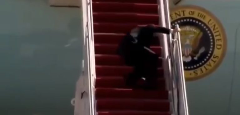 Über den „offensichtlich an Demenz erkrankten Joseph Biden“ wurde im WELTEXPRESS bereits 2020 geschrieben. Mehr denn je scheinen das auch Lohnarbeiter der Lücken- und Lügenmedien zu merken und mittzuteilen