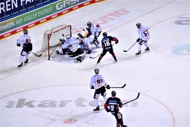 Fotoreportage: Berliner Eisbären besiegen Iserlohn Roosters im Viertelfinale der Deutschen Eishockey-Liga