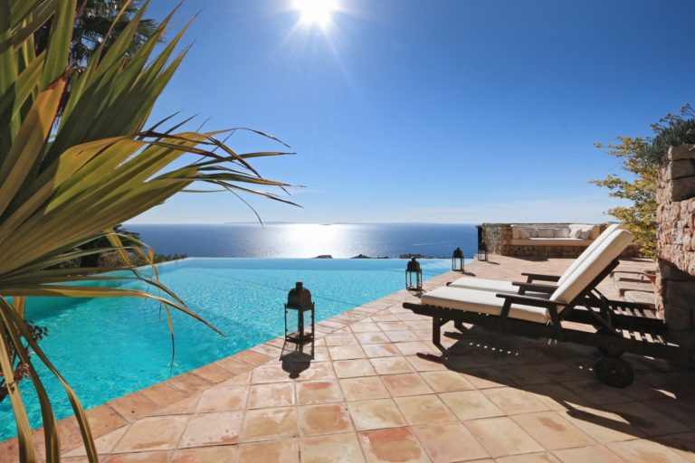 Hütten und Paläste sowie Wohnungen und Villen auf Ibiza