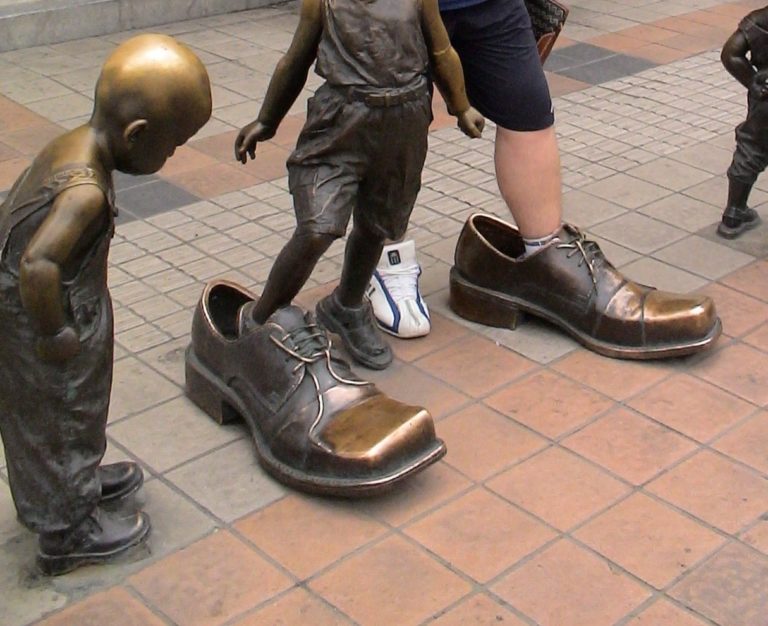 Zu große Schuhe? Ruin bei Reno? – Bankrotte in der BRD und die Verdummten wählen weiter die Umvolker, Kriegstreiber und Kaputtmacher!