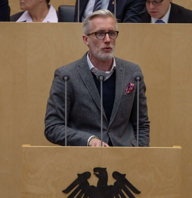 Wahnsinn, aber wahr! – Bekennender Linksextremist in der Ramelow-Regierung in Thüringen