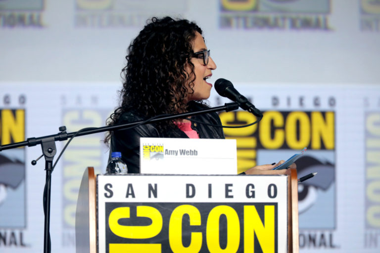 Zitat des Tages: „COVID-19-Impfstoffe verwenden einen konstruierten Code in Form von Boten-RNA.“ (Ami Webb)