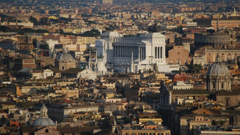 Von Durchmarsch und Durchimpfung – In Rom regiert eine groteske wie clowneske Bande von Bösen eine Masse von Dummen