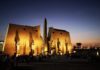 Der erleuchtete Luxor-Tempel in der Dämmerung und die ausgegrabene Sphingenallee