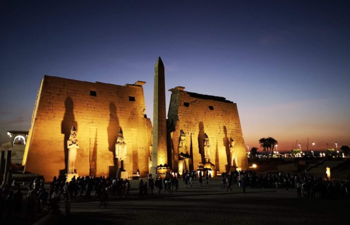 Der erleuchtete Luxor-Tempel in der Dämmerung.