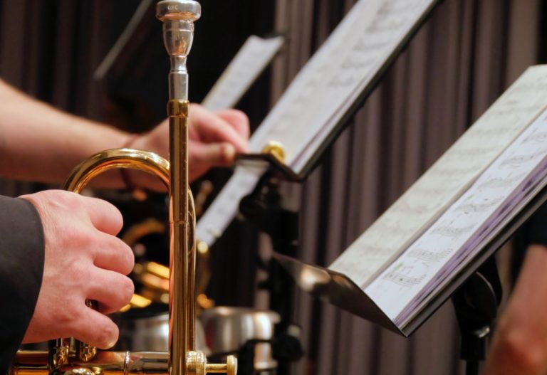 Udi Shlomo, Omri Abramov, Dima Bondarev, Hila Kulik und Giacomo Tagliavia in einem Garten in Berlin