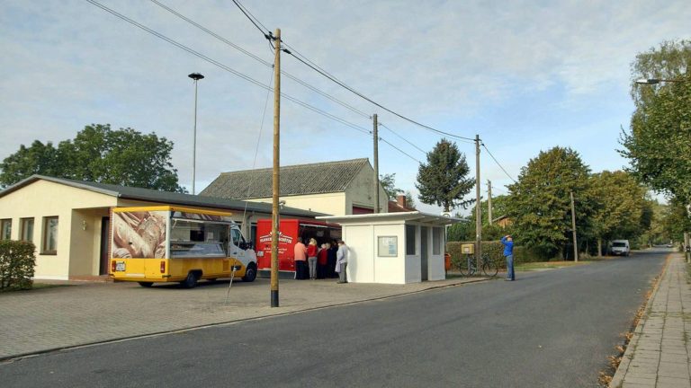 Auf Kaffee, Klönschnack und Kleinkram in den Kramerladen – Zum Film „Alles, was man braucht“ von Antje Hubert