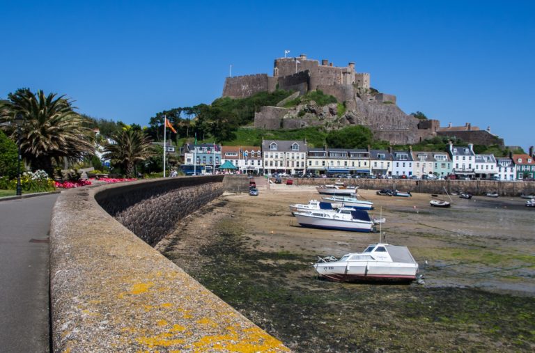 Urlaubs- und Kanalinsel Jersey fast ohne repressive Maßnahmen von Totalitaristen für Touristen