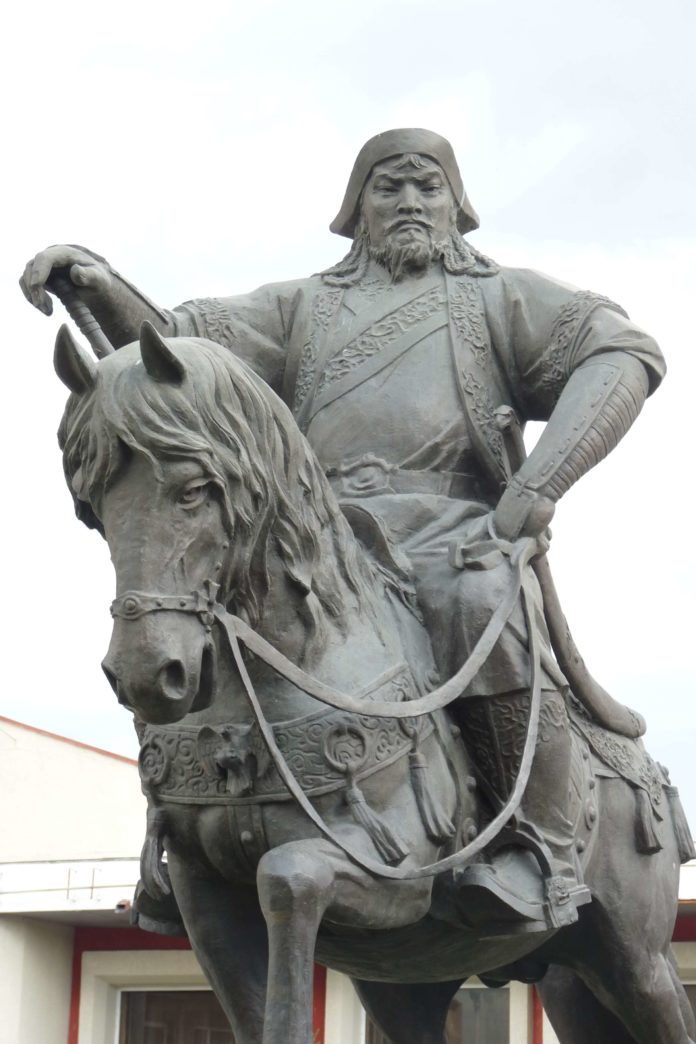 Denkmal des Dschingis Khan in Ulan Bator. © Foto/BU: Dr. Bernd Kregel, Aufnahme; Wüste Gobi, 17.8..2010