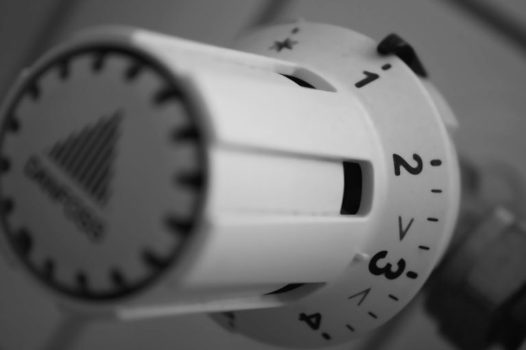 Der Lügner und Olivgrüne Robert Habeck (B90G), der als Volksverhetzer und Kriegstreiber bezeichnet wird, scheint „neue Öl- und Gasheizungen“ in der zerkleinerten Kleindeutschen Lösung BRD verbieten zu wollen und er ist nicht der einzige Antideutsche, der das Aus „von Heizungsanlagen auf Basis ausschließlich fossiler Energieträger“ plant