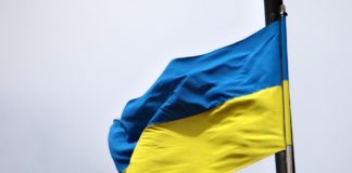 Glosse: Flagge der faschistischen Ukraine weht auf dem Berliner Reichstag