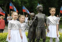Seit dem völkerrechtswidrigen Angriffskrieg der Ukrofaschisten gegen die Volksrepubliken Donezk und Lugansk mit Invasion und Besatzung, ermorden diese Dutzende Kinder