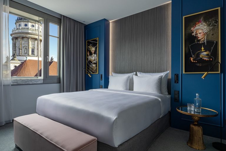 Preußisch Blau am Berliner Gendarmenmarkt oder Hereinspaziert ins Hotel „Luc“