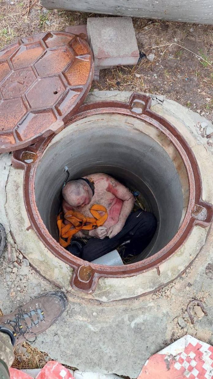 Mutmaßlich eine Leiche in einem Abwasserschacht in Butscha. Quelle: Weltnetz, Telegram, Twitter, 3.4.2022