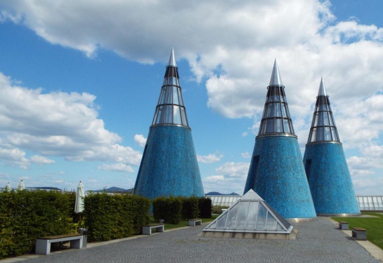 Umvolkung wird von Umvolkern und deren Beauftragten gewitzigt Migration genannt und die finden das Verhältnis im Feld „deutscher Museen“ vor allem spannend – Sind das Spinner und Trottel oder ist das mehr als dumm? Bekanntlich ist die Dummheit ein gefährlicherer Feind des Guten, Wahren und Schönen als die Bosheit!