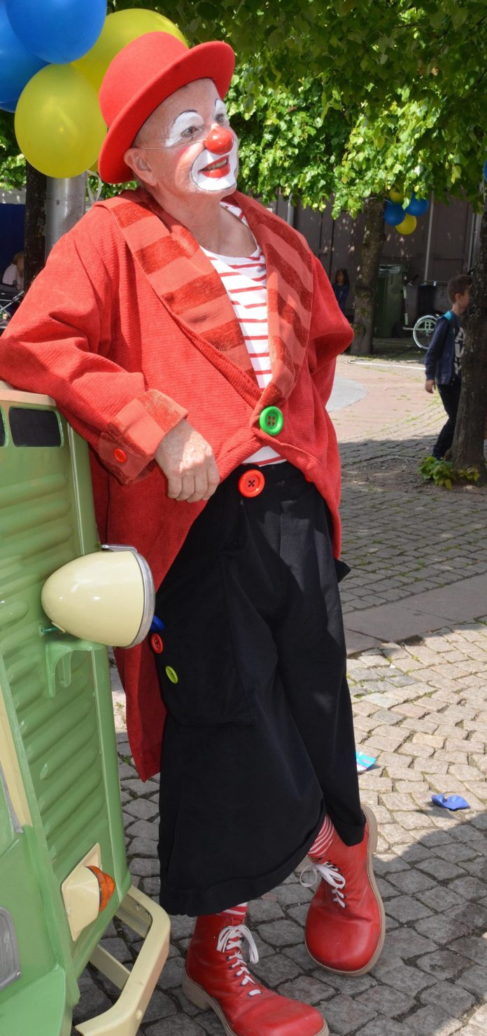 Ein Clown mit roter Pappnase. Quelle: Pixabay, Foto: GLady