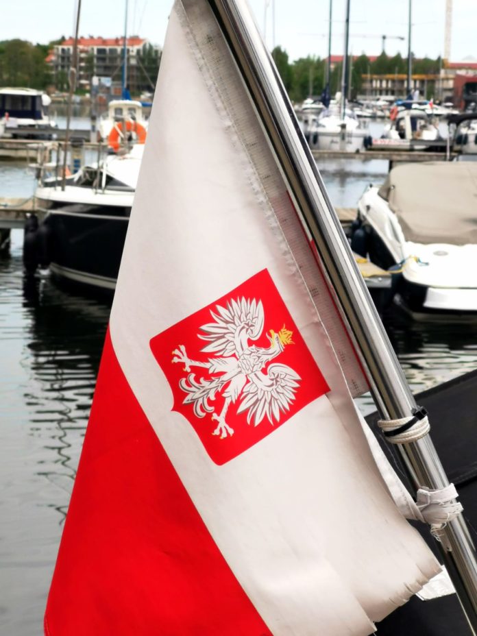 Das 43,5 m lange und 7 m breite in Danzig gebaute Kreuzfahrtschiff für maximal 38 Gäste läuft natürlich unter polnischer Flagge. © Foto/BU: Dr. Peer Schmidt-Walther, Aufnahme: Nikolaiken, 22.5.2022