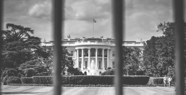 Ausschalten nach fünf Minuten Mumpitz einer Polit-Mischpoke im Film „Kulissen der Macht“ von Dror Moreh