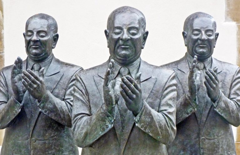 Kommentar: Üble Christen und Sozen, Olivgrüne und Besserverdienende der üblichen Einheitsparteien zerstören die Öl- und Gasindustrie sowie die Autoindustrie im Apartheid-, Vielvölker- und Vasallenstaat BRD – Das dekadente und dämliche Publikum applaudiert weiter artig!