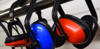 „Die zunehmende Verschränkung von Hörspiel, Klangkunst und Performance, die in den öffentlichen Raum drängen“ – Das 13. Berliner Hörspielfestival droht mit „brennenden Mikros“, „Audiowalks“ und so weiter