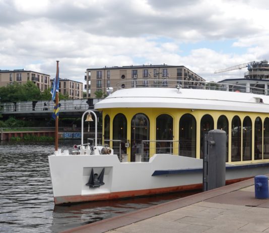 Eine Schlösserfahrt auf dem Sonnendeck des Flaggschiffes MS „Sanssouci“ der Weißen Flotte Potsdam, die ist lustig und schön, denn da kann man Parks und Schlösser und noch manches andre sehn