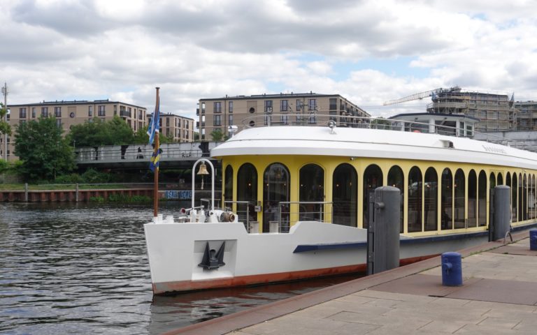 Eine Schlösserfahrt auf dem Sonnendeck des Flaggschiffes MS „Sanssouci“ der Weißen Flotte Potsdam, die ist lustig und schön, denn da kann man Parks und Schlösser und noch manches andre sehn