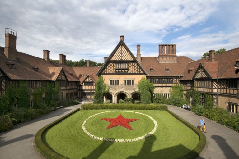 Das Gemälde „Gartenanlage“ von Willi Eplinius hängt wieder im Schloß Cecilienhof