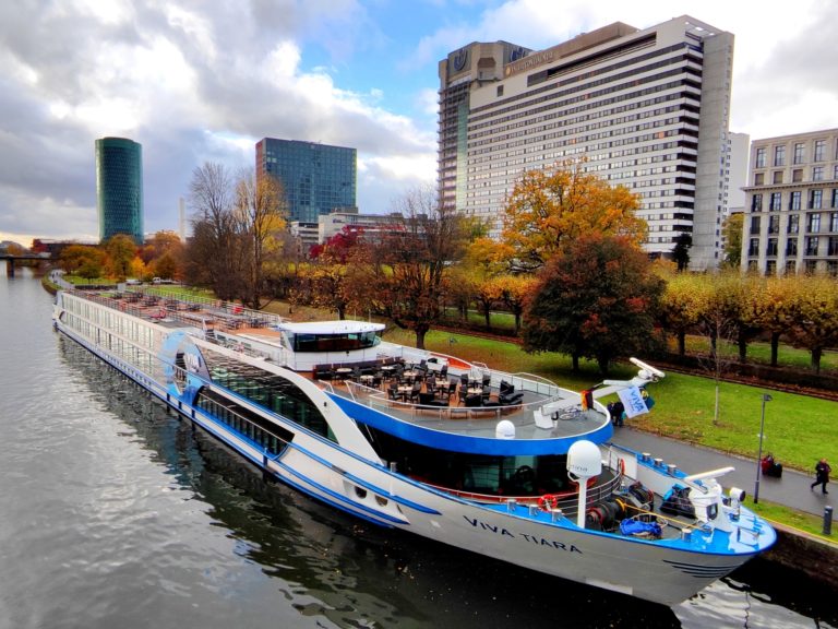 Auf Jungfernfahrt im Main-Land – Seefahrt mit Highlights zwischen Frankfurt und Frankfurt