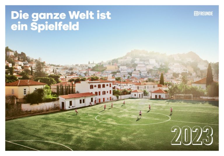 Ein Elf-Freunde-Kalender für das kommende Jahr nach unserer Zeitrechnung oder „Die ganze Welt ist“ auch 2023 „ein Spielfeld“