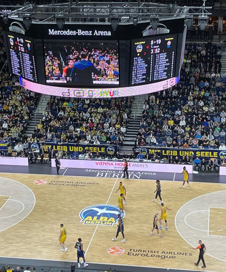 Basketballer von Fenerbahce Istanbul gewinnen in der Migranten-Metropole Berlin