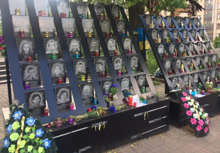 Zwei Kriegspräsidenten ehren Faschisten in Kiew