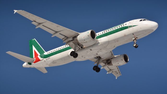 Alter Falter: ein Flugzeug mit der Aufschrift Alitalia. Quelle: Pixabay, Foto: pkozmin, BU: Stefan Pribnow