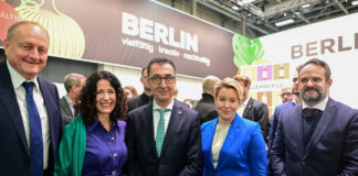 Fröhliche Faschisten und Kriegstreiber, darunter Christen und Sozen, Olivgrüne und Besserverdienende der üblichen Einheitsparteien, auf der Grünen Woche 2023 in Berlin