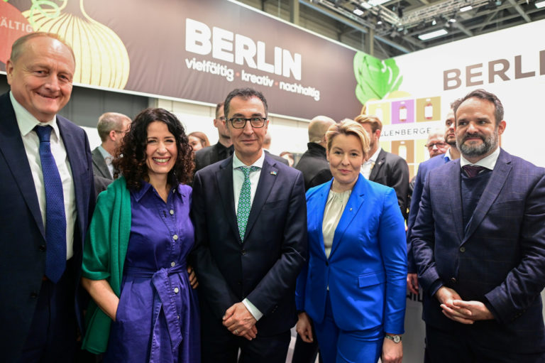 Fröhliche Faschisten und Kriegstreiber, darunter Christen und Sozen, Olivgrüne und Besserverdienende der üblichen Einheitsparteien, auf der Grünen Woche 2023 in Berlin