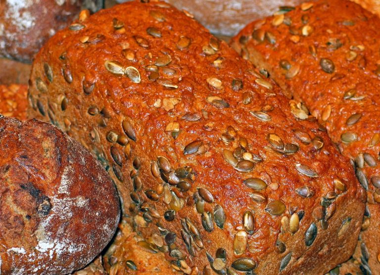 Kommentar: Olivgrüner Messermann? – Ein Umvolker, Faschistenförderer und Kriegstreiber und das „Brot des Jahres 2023“ der BRD