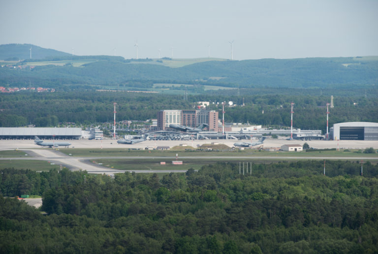 Kommentar: Von Ramstein geht kein Krieg aus, nur Krieger fliegen von dort ab und dahin – Ali Al-Dailami (erst Kellner, dann Quasselbude des Kapitals für die L) scheint ein Dussel zu sein