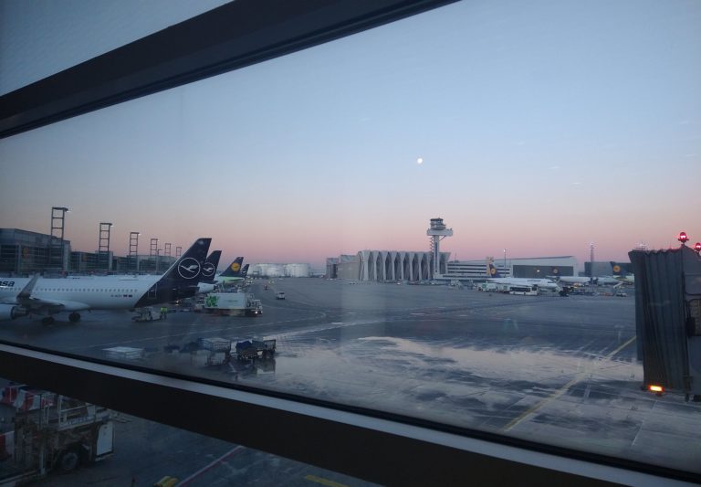 Streik von Lohnarbeitern der Gewerkschaft Verdi und Ausfall der Informationstechnologie bei der Lufthansa AG