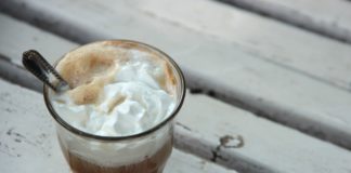 Glosse: Café frappé für Faschisten und solche, die das werden wollen? Braunes im Café Bandera in Berlin!