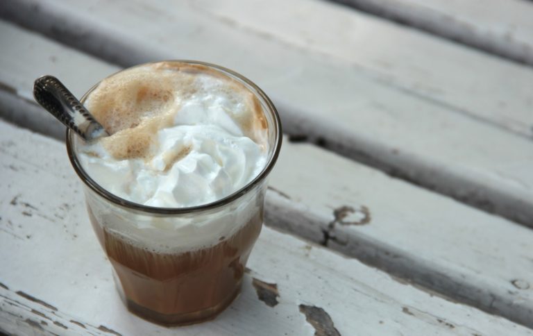 Glosse: Café frappé für Faschisten und solche, die das werden wollen? Braunes im Café Bandera in Berlin!