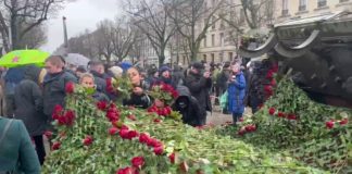 Panzer vor der Botschaft der Rußländischen Föderation in der Migranten-Metropole Berlin mit Flagge der Bandera-Faschisten geschmückt – Weg mit dem „Faschisten-Dreck“