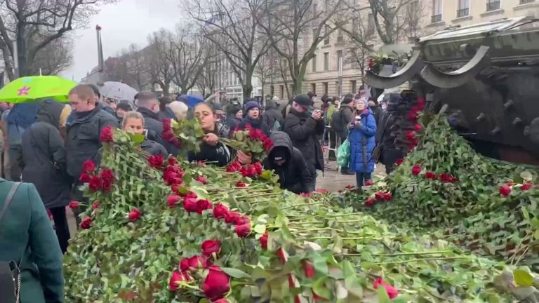 Panzer vor der Botschaft der Rußländischen Föderation in der Migranten-Metropole Berlin mit Flagge der Bandera-Faschisten geschmückt – Weg mit dem „Faschisten-Dreck“