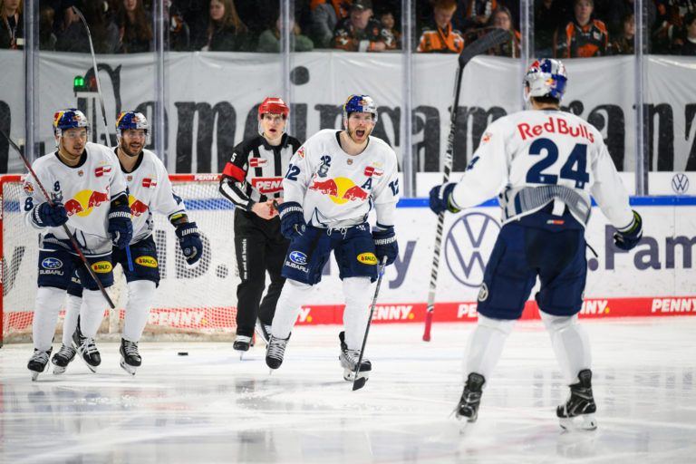 Halbfinalserie zwischen EHC Red Bull München GmbH und Grizzlys Wolfsburg GmbH ausgeglichen